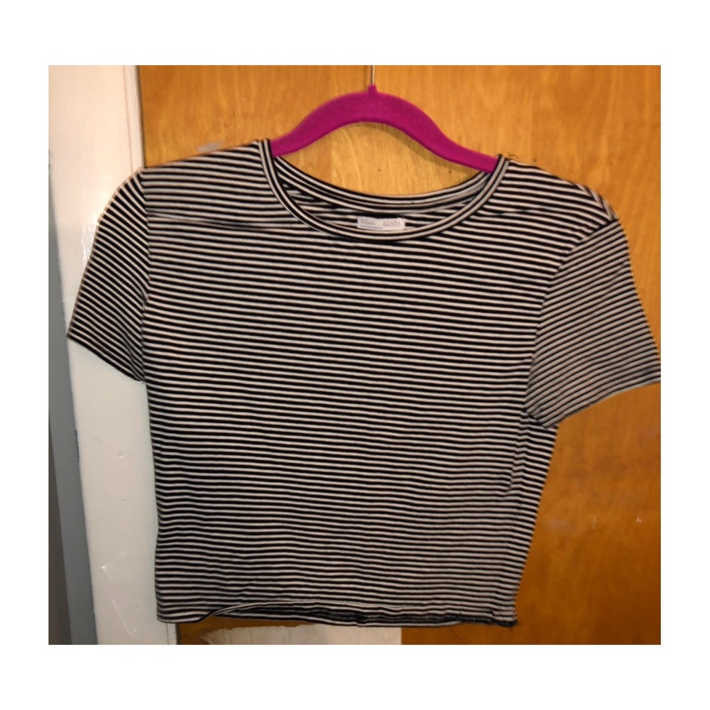BLACK AND WHITE STRIPPED CROP TOP